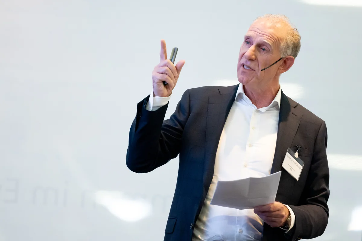 Die Beziehungspflege zu Gemeinden und Verbänden ist gemäss Ralph Brechlin ein weiterer wichtiger Fokus. Ein Mann mit Headset hält den Zeigefinger in die Luft.